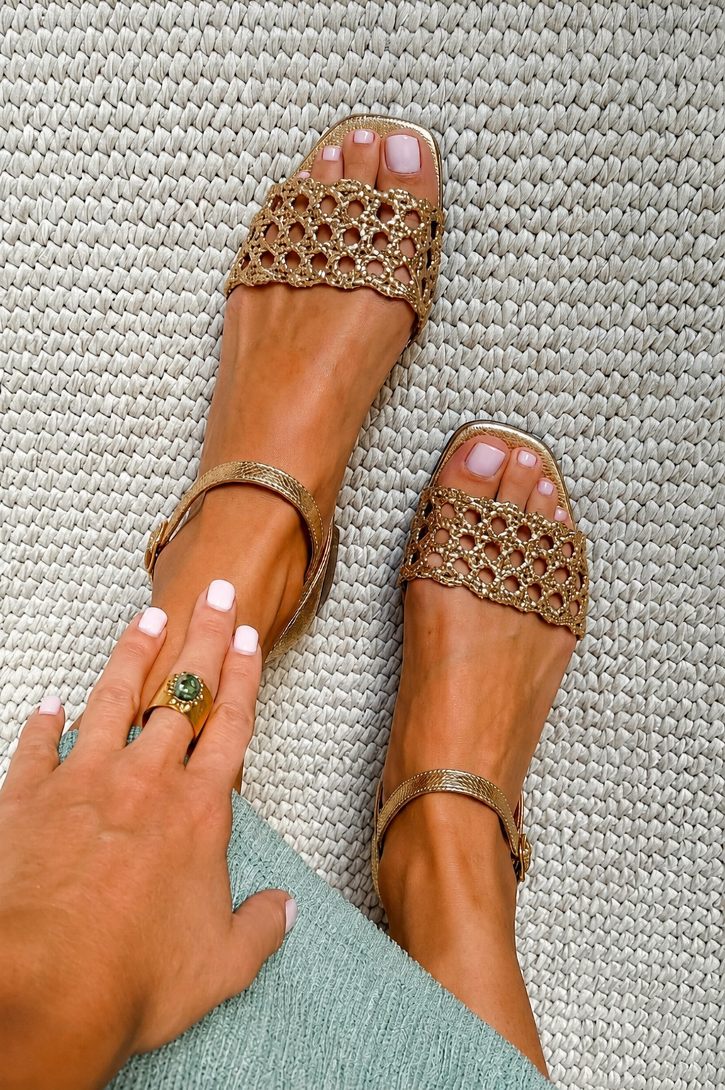 Aurora | Sandalias Doradas, Encanto de Verano