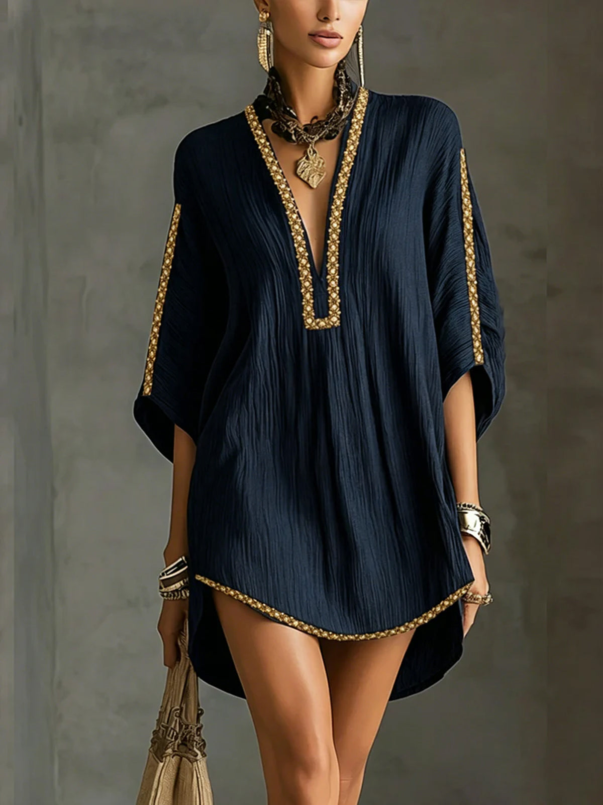 Mirella · Vestido Corto Negro con Escote en V Profundo