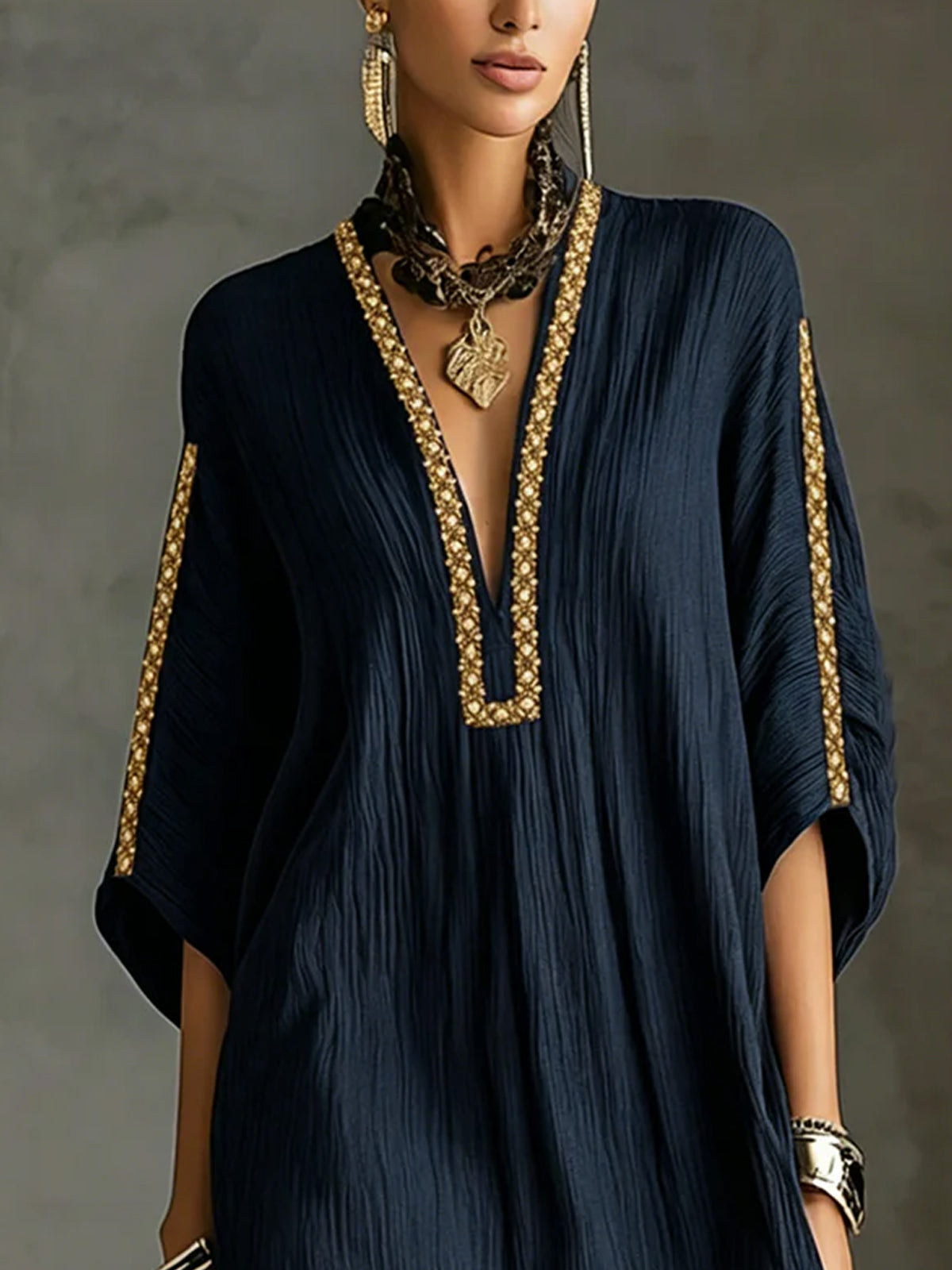 Mirella · Vestido Corto Negro con Escote en V Profundo