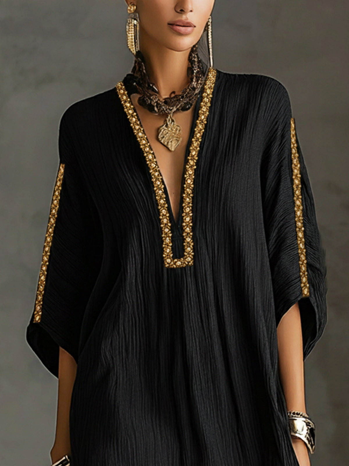 Mirella · Vestido Corto Negro con Escote en V Profundo