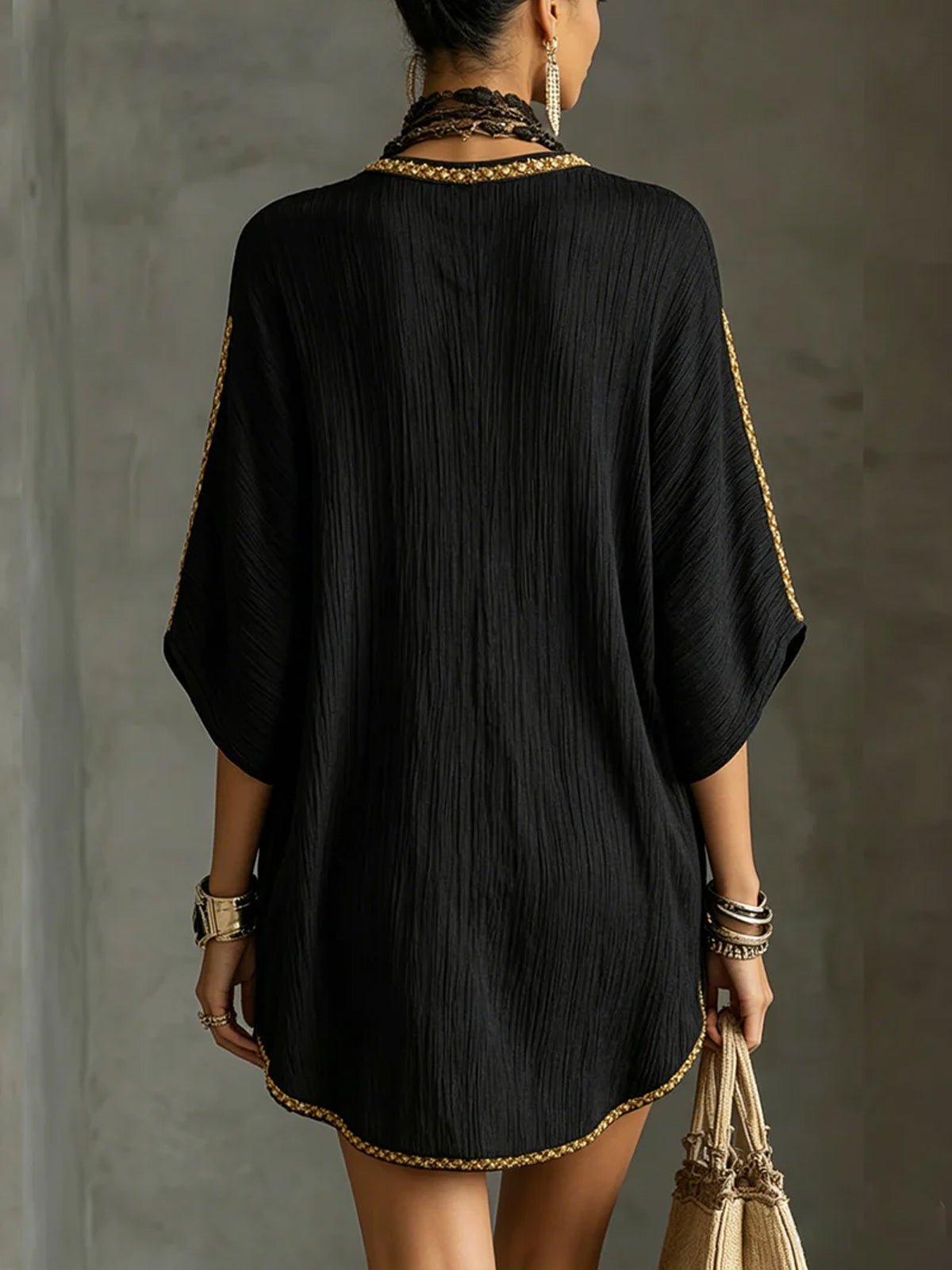 Mirella · Vestido Corto Negro con Escote en V Profundo