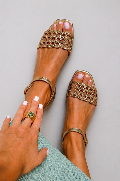 Aurora | Sandalias Doradas, Encanto de Verano