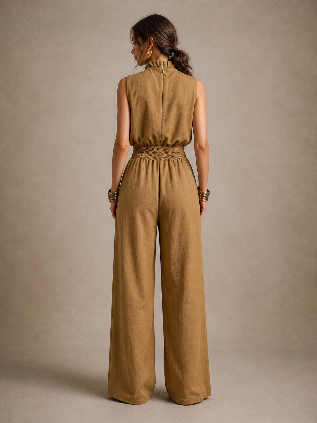 Alejandra | Mono color camel con cuello alto anudado y pernera ancha