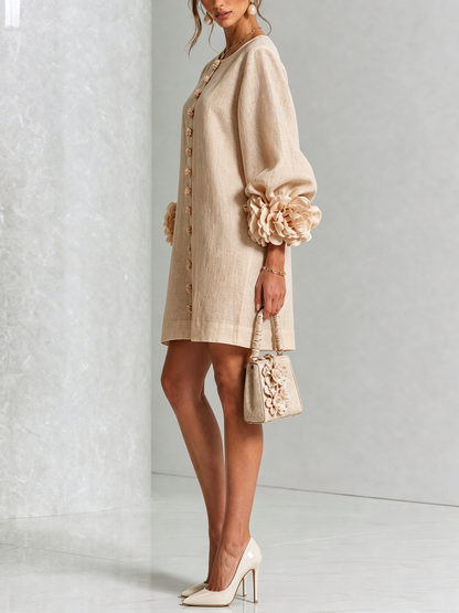 Vestido Mini Blanco con Botones de Flores y Mangas Extravagantes