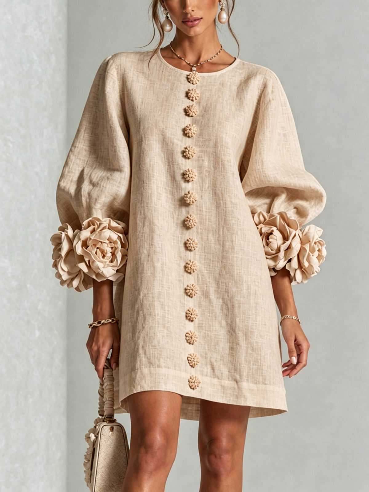 Vestido Mini Blanco con Botones de Flores y Mangas Extravagantes