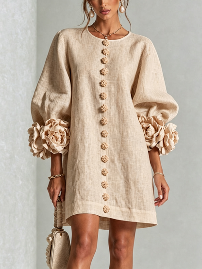 Vestido Mini Blanco con Botones de Flores y Mangas Extravagantes