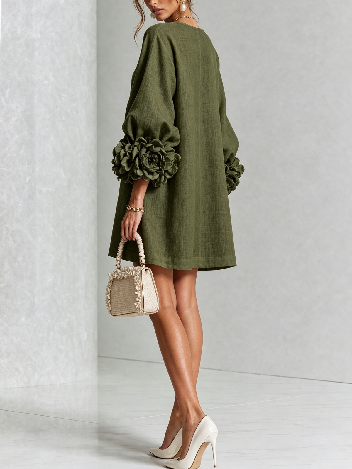 Vestido Mini Blanco con Botones de Flores y Mangas Extravagantes