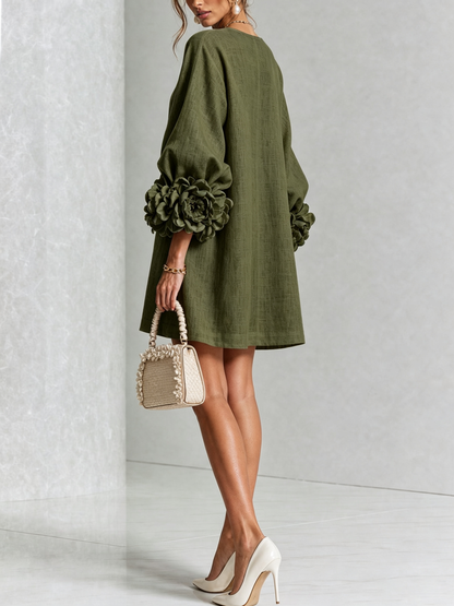 Vestido Mini Blanco con Botones de Flores y Mangas Extravagantes