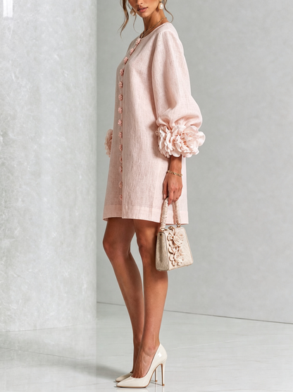 Vestido Mini Blanco con Botones de Flores y Mangas Extravagantes