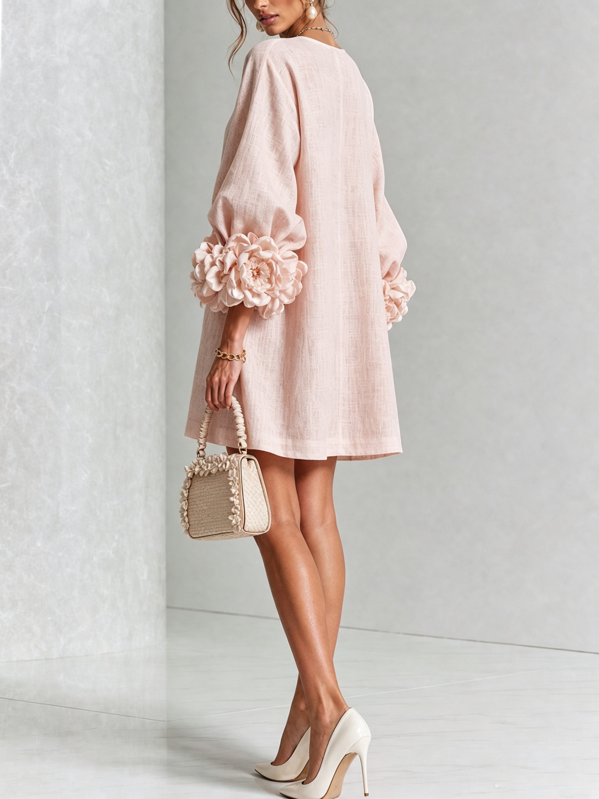Vestido Mini Blanco con Botones de Flores y Mangas Extravagantes