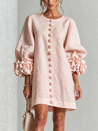 Vestido Mini Blanco con Botones de Flores y Mangas Extravagantes