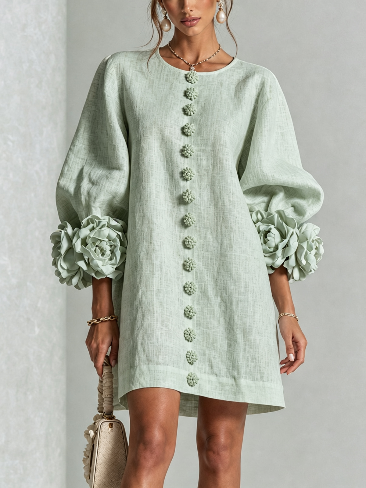 Vestido Mini Blanco con Botones de Flores y Mangas Extravagantes