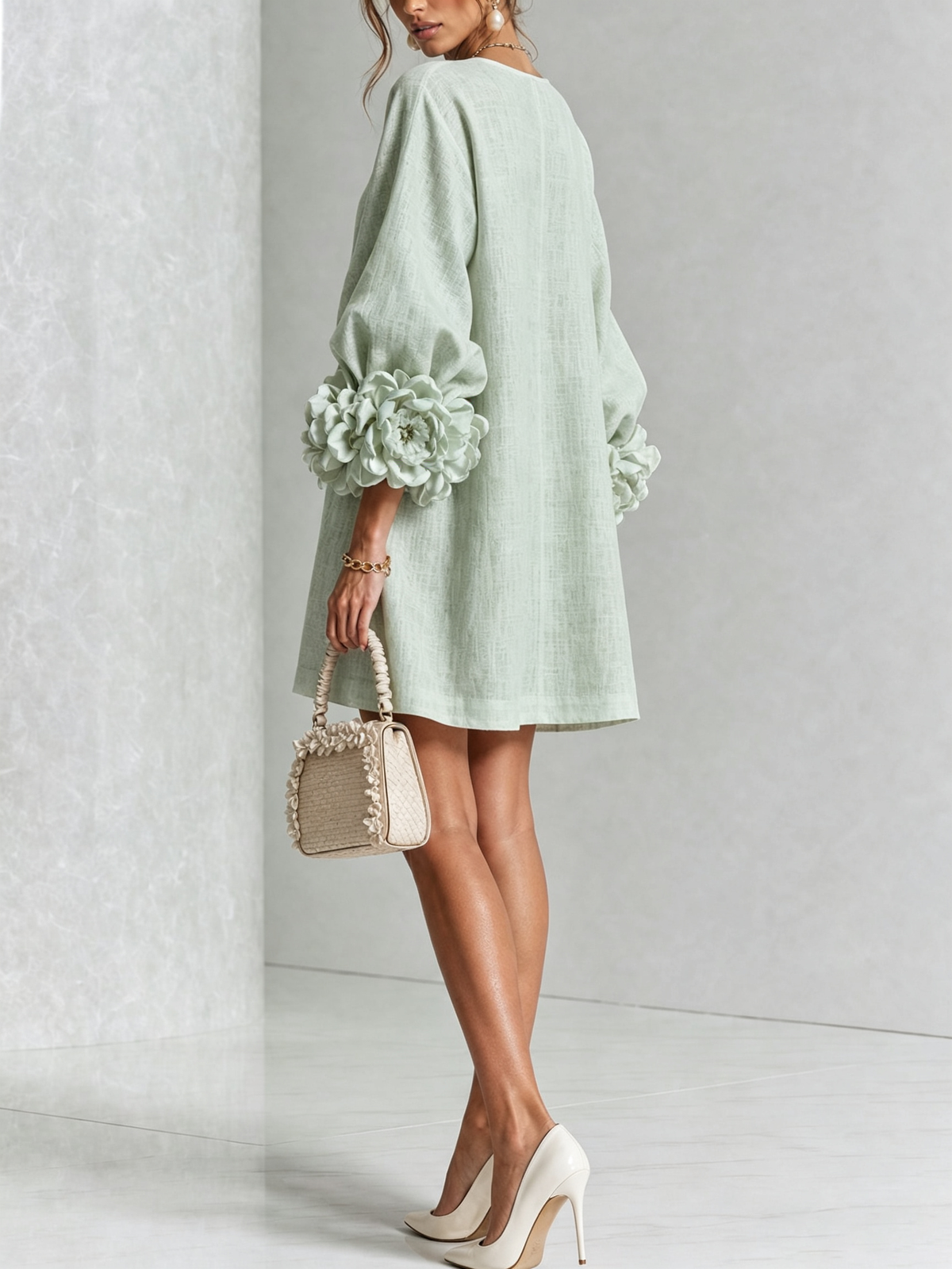 Vestido Mini Blanco con Botones de Flores y Mangas Extravagantes