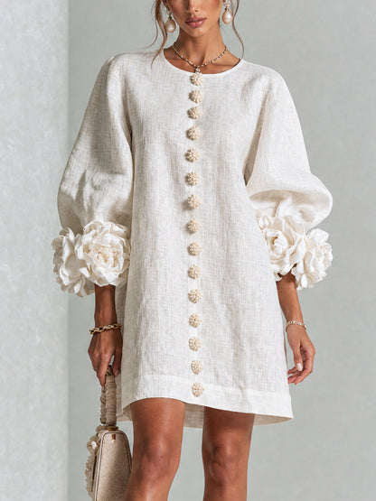 Vestido Mini Blanco con Botones de Flores y Mangas Extravagantes