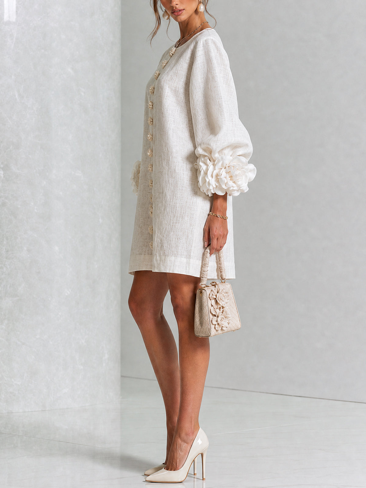 Vestido Mini Blanco con Botones de Flores y Mangas Extravagantes