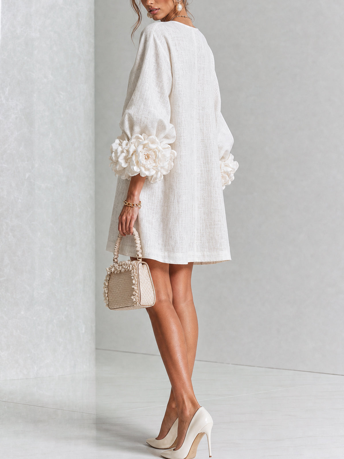 Vestido Mini Blanco con Botones de Flores y Mangas Extravagantes