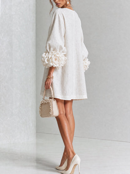 Vestido Mini Blanco con Botones de Flores y Mangas Extravagantes
