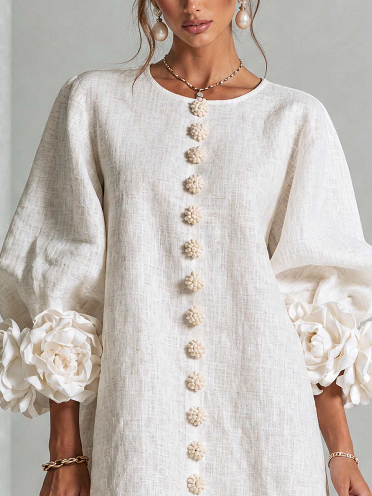Vestido Mini Blanco con Botones de Flores y Mangas Extravagantes
