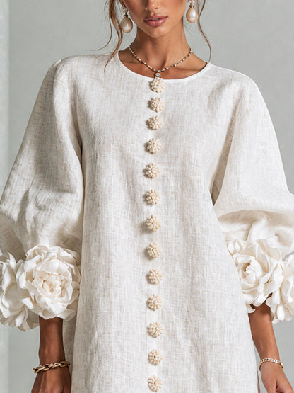 Vestido Mini Blanco con Botones de Flores y Mangas Extravagantes
